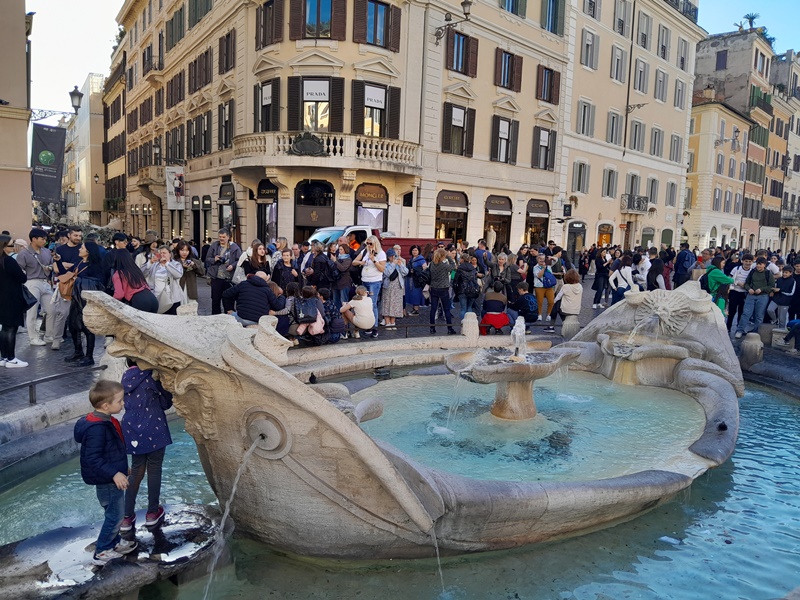 Kids will love The Barcaccia Fountain, at the foot of the spectacular Spanish Steps. Kids will love The Barcaccia Fountain, at the foot of the spectacular Spanish Steps.