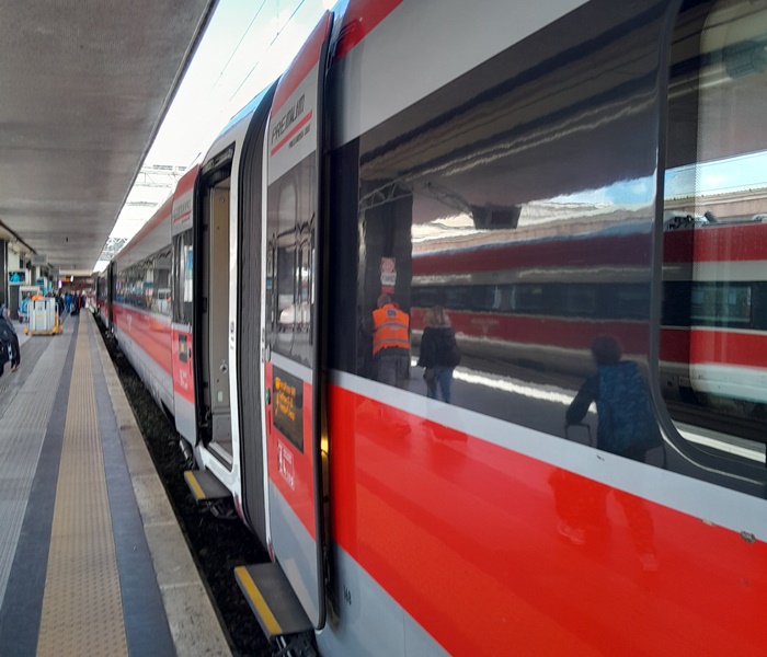 High-speed Frecciarossa train runs from Rome to Florence in only 1h and 30 minutes High-speed Frecciarossa train runs from Rome to Florence in only 1h and 30 minutes