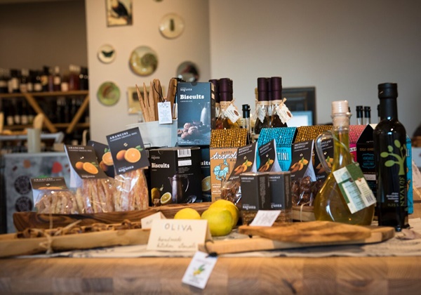 Check out our suggestions for the best souvenirs from Dubrovnik. Choose from local sweet and savoury delicacies, craft work, natural cosmetics, jewellery and much more.