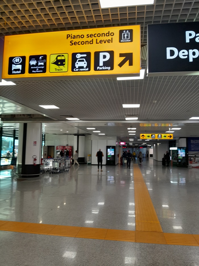 Follow the yellow sign "Train" to reach Leonardo Express platform