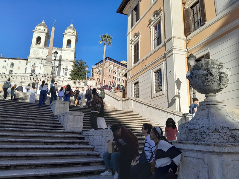 Walk up the Spanish Steps on your one day visit to Rome! Walk up the Spanish Steps on your one day visit to Rome!