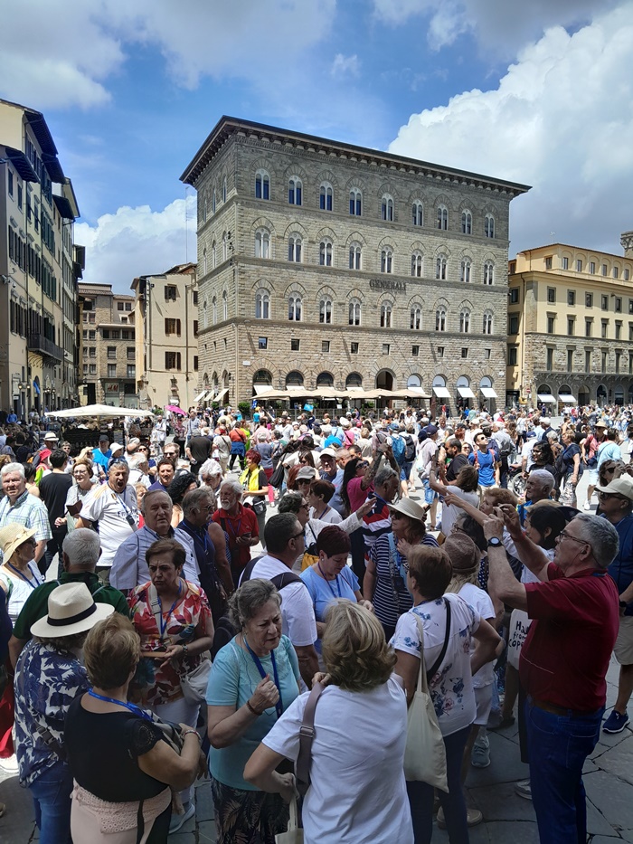 Crowds of tourists at Piazza della Signoria