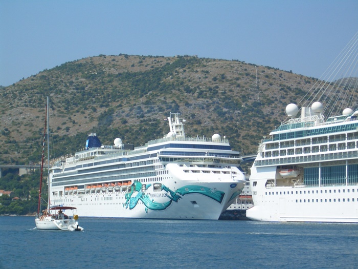 Fast and easy bus transportation from Dubrovnik cruise port to Old Town in just 10 minutes