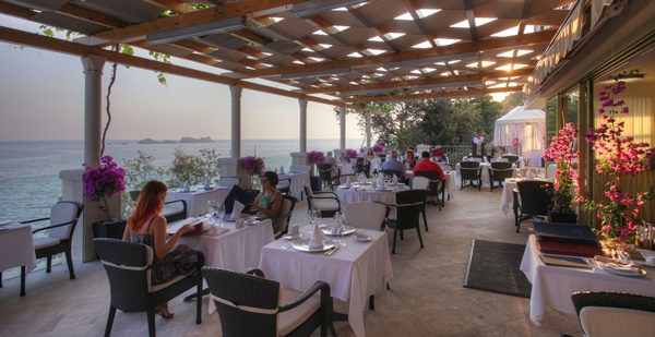 The à la carte Restaurant More serves traditional Mediterranean and international cuisine