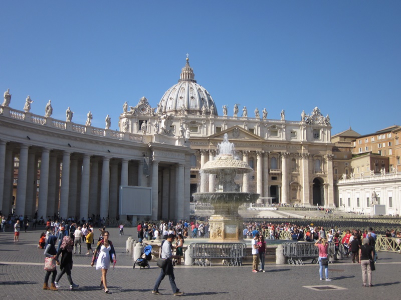 Don't skip St Peter's Square with Basilica on your one day in Rome! Don't skip St Peter's Square with Basilica on your one day in Rome!