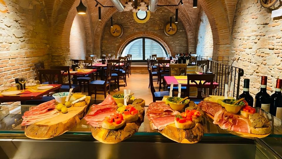 On this Florence gastro tour you'll sip wines and nibble tasty bruschetta, salami, prosciutto and cheeses!