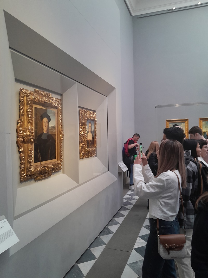 Taking photos is allowed in the Uffizi (but without the flash)